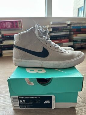 Nike Light Gray High-Top Skate Shoes with Black Swoosh